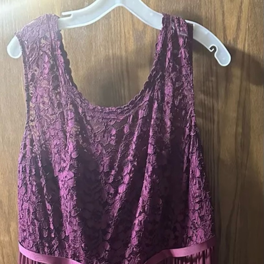 CELEBRATE DB STUDIO
lace bridesmaid dress with long mesh skirt
Color: Sangria